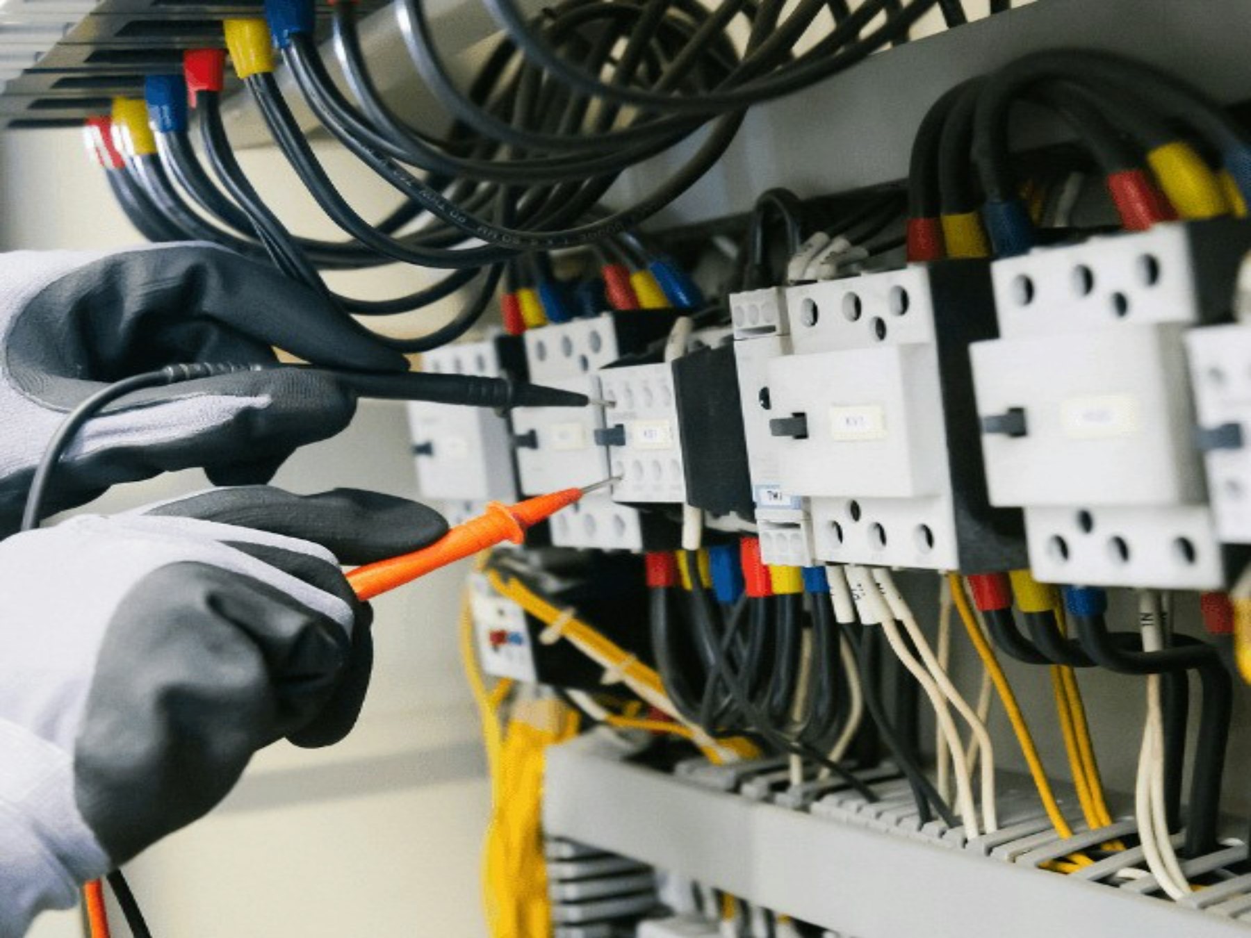 Präzise Arbeit an der Technik