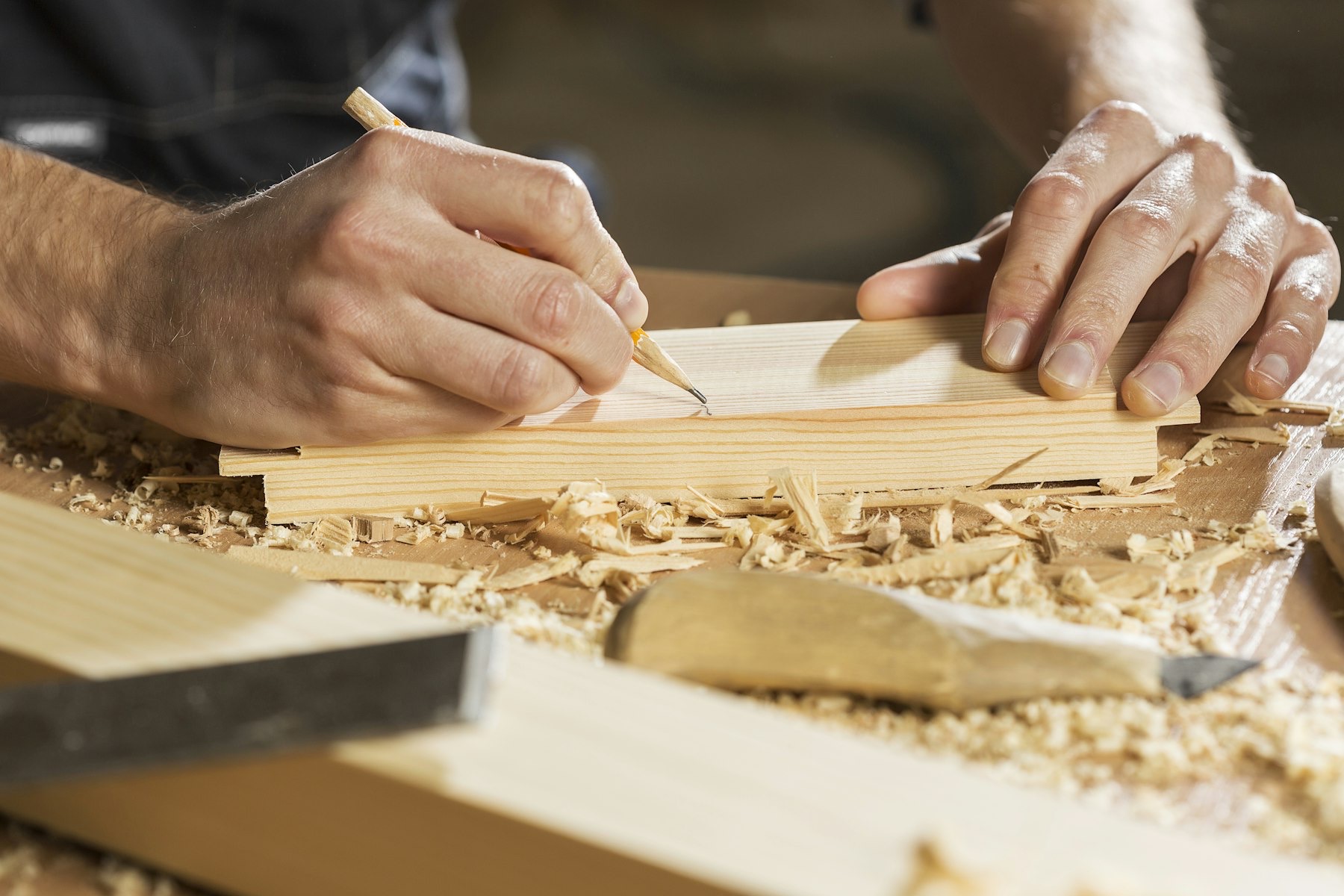 Handwerker hobelt ein Werkstück – Präzisionsarbeit
