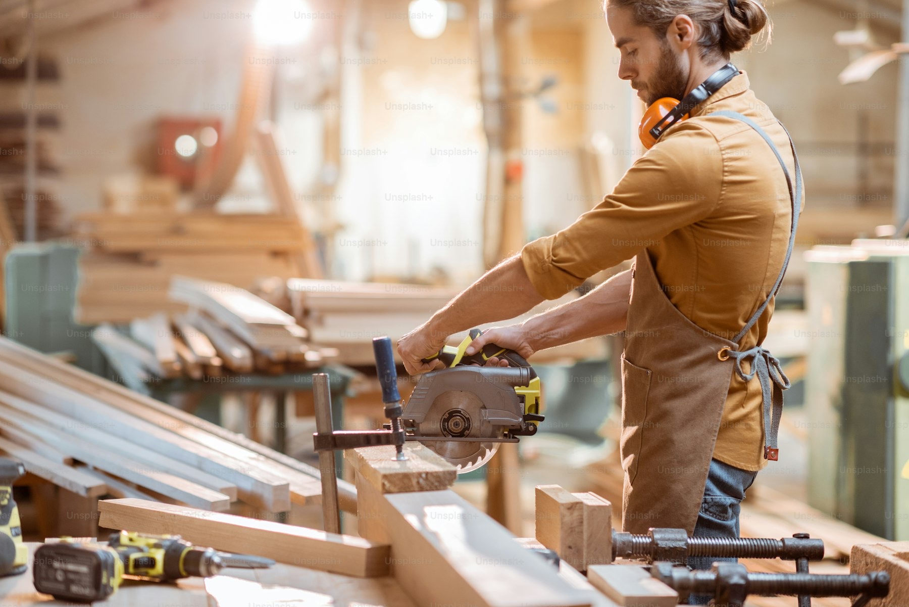 Schreiner bei der Arbeit in seiner Werkstatt