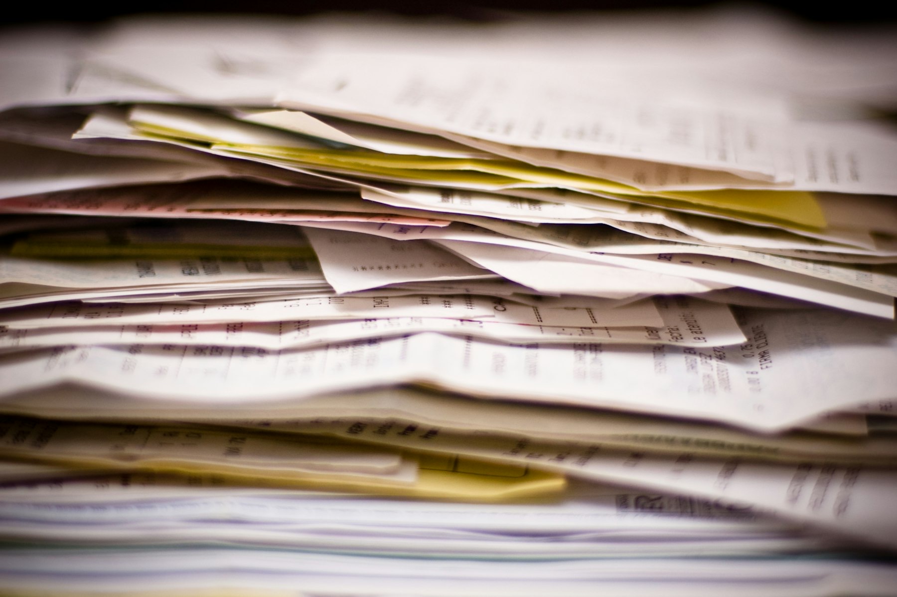 Papierstapel im Büro – der Alltag vor der Automatisierung