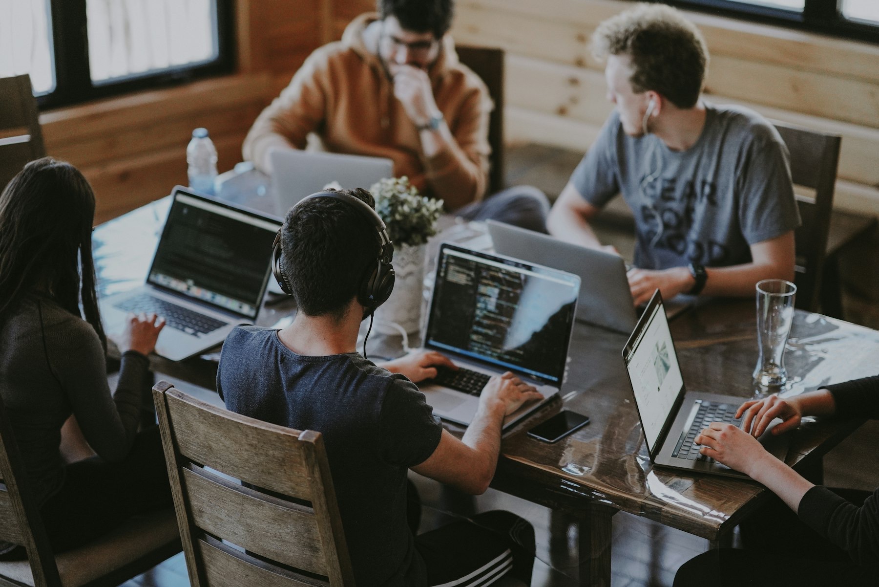 Workshop-Gruppe arbeitet gemeinsam an Laptops